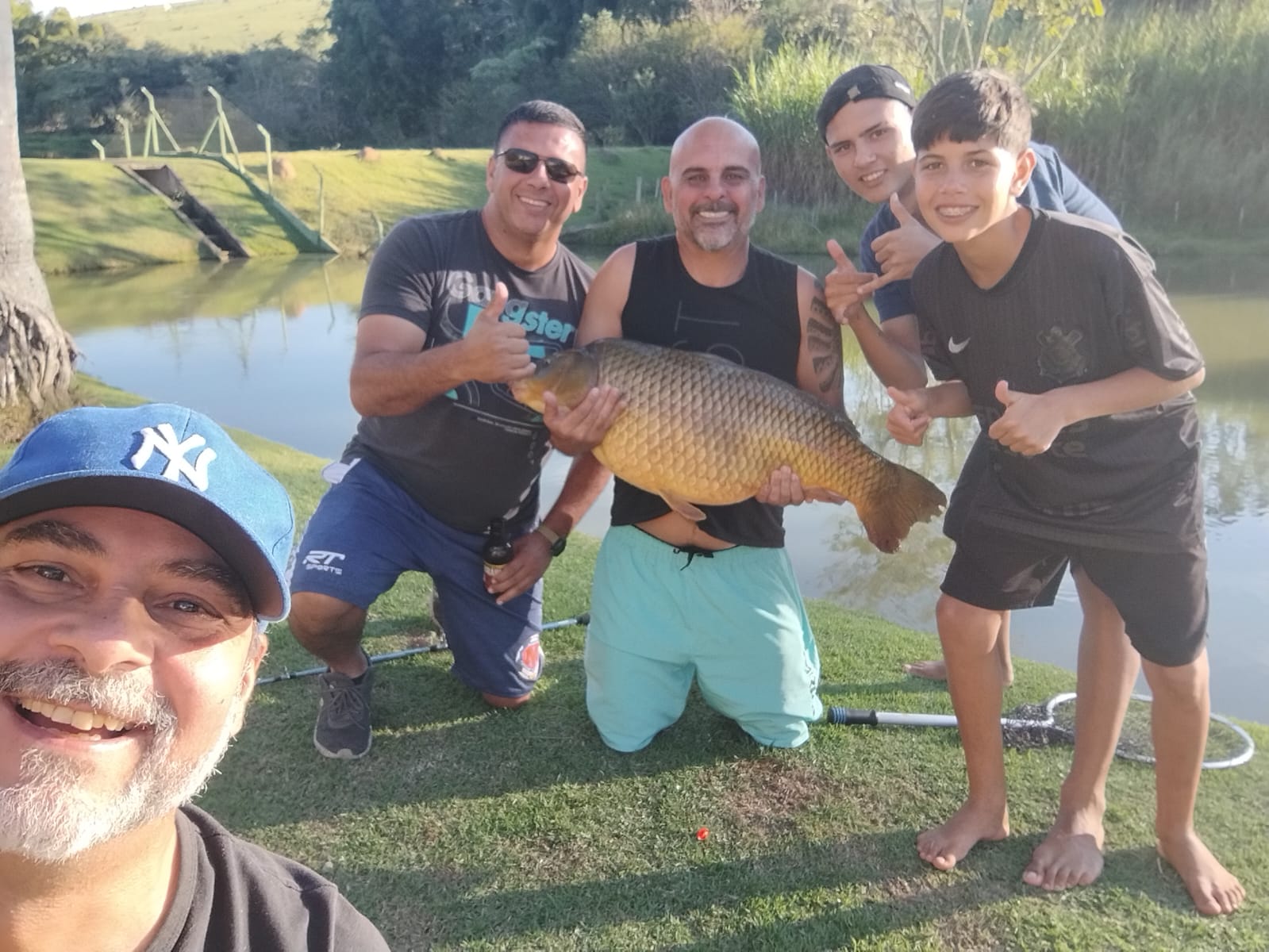 Cozinha caipira com fogão a lenha e panelas de cobre
