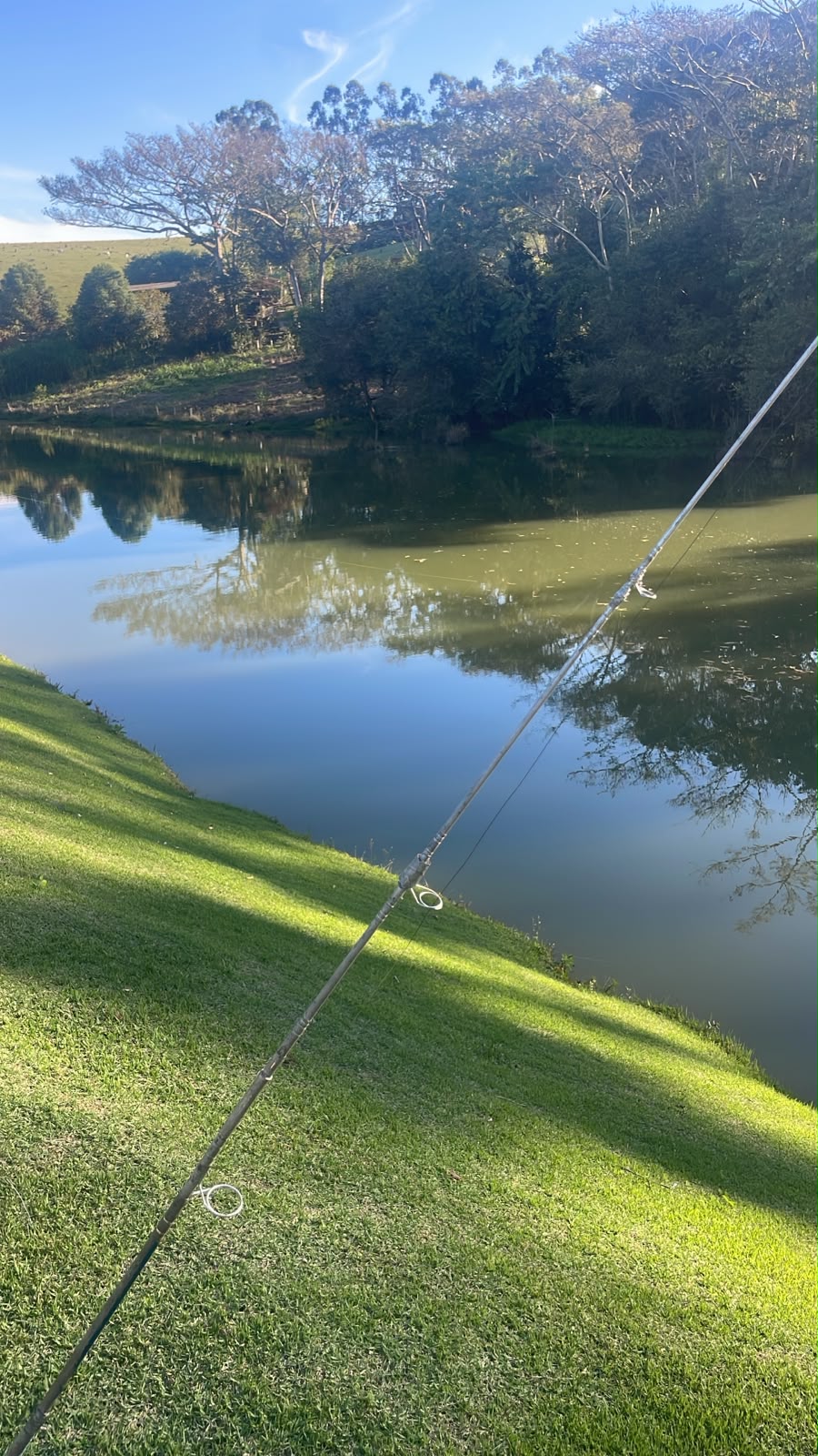 Pescador ao amanhecer com a serra ao fundo